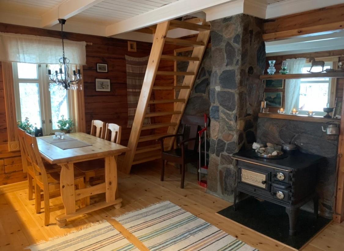 100 Years Old Norwegian Log House In Feriehus *