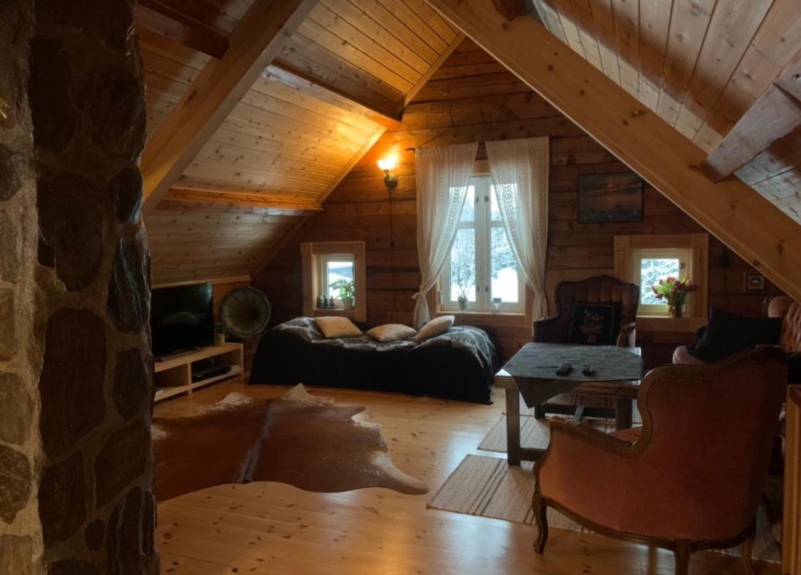 100 Years Old Norwegian Log House In Feriehus
