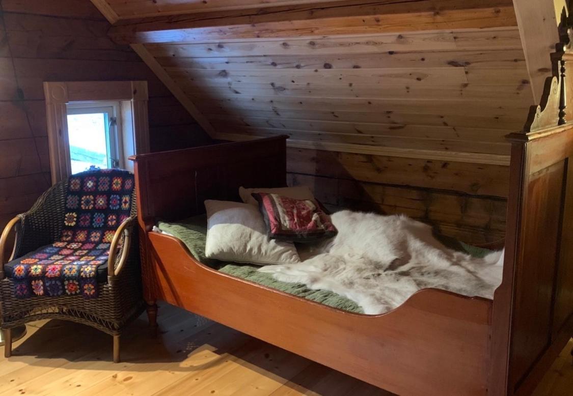 100 Years Old Norwegian Log House In Feriehus